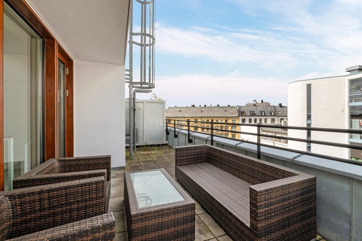 Det er en stor, felles balkong med adkomst via heis. Galleribilde