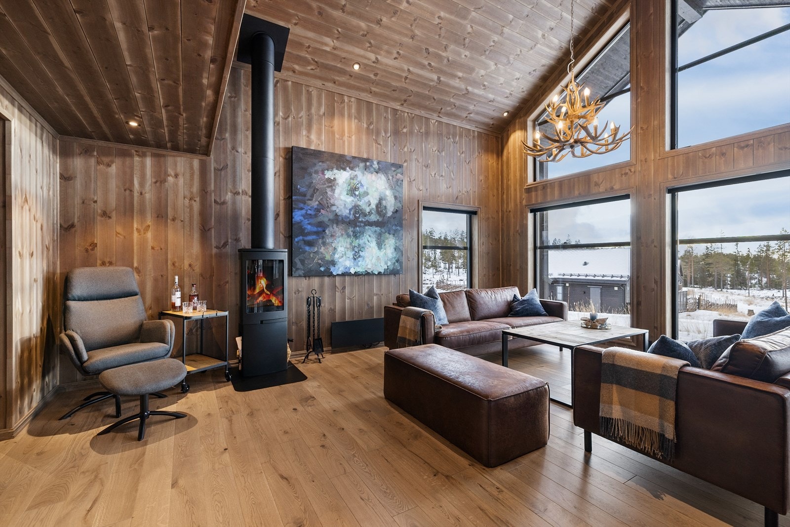 Store vinduer i front med flott utsikt og naturlig lysinnslipp . Hytta har en praktisk planløsning som åpner for flere møbleringsmuligheter Galleribilde