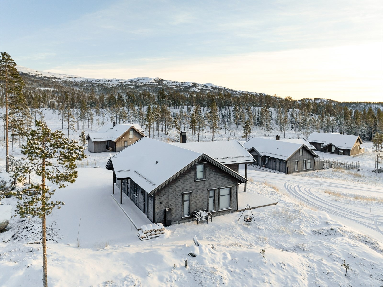 Godt med biloppstillingsplasser på tomten bak hytta Galleribilde