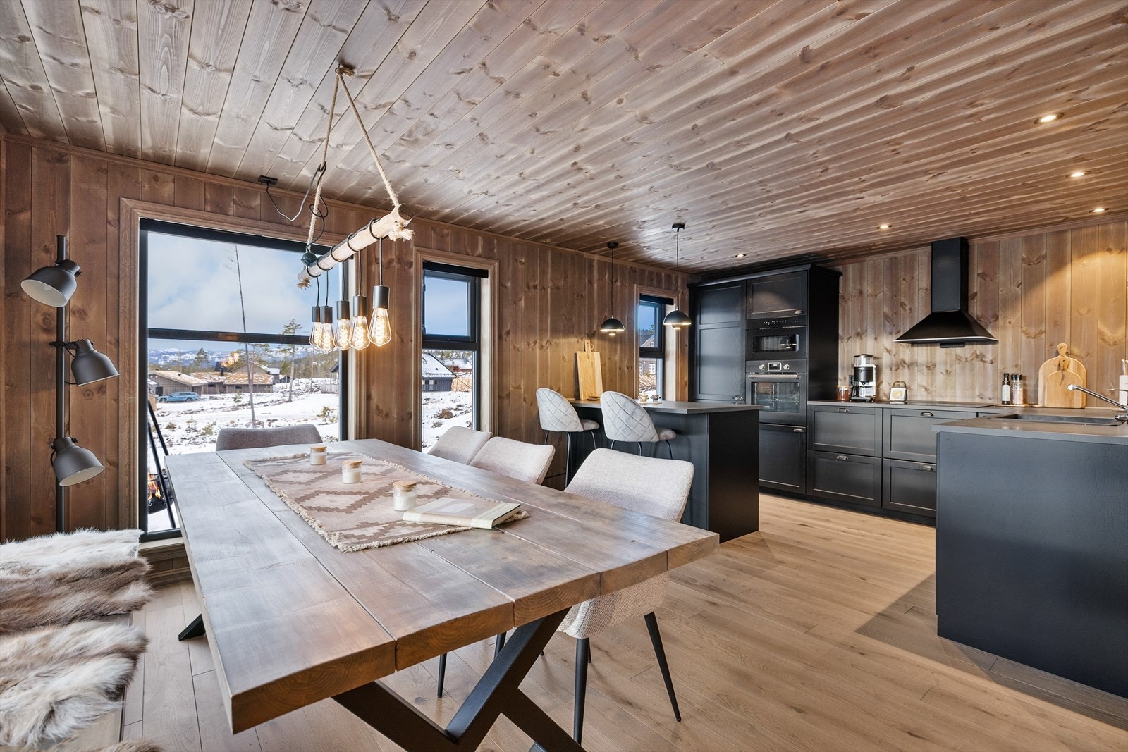 Romslig kjøkken med tilrettelagt plass til stort spisebord Galleribilde