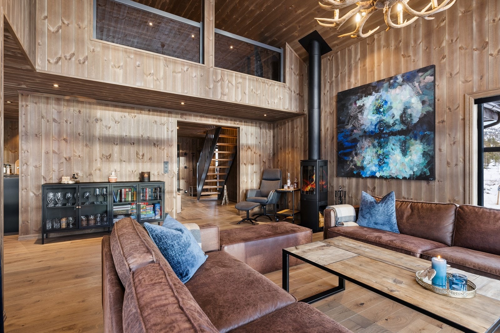 Meget tiltalende hytte fra 2023 med en gjennomgående høy standard. Praktisk og romslig hems som skaper mange muligheter! Galleribilde