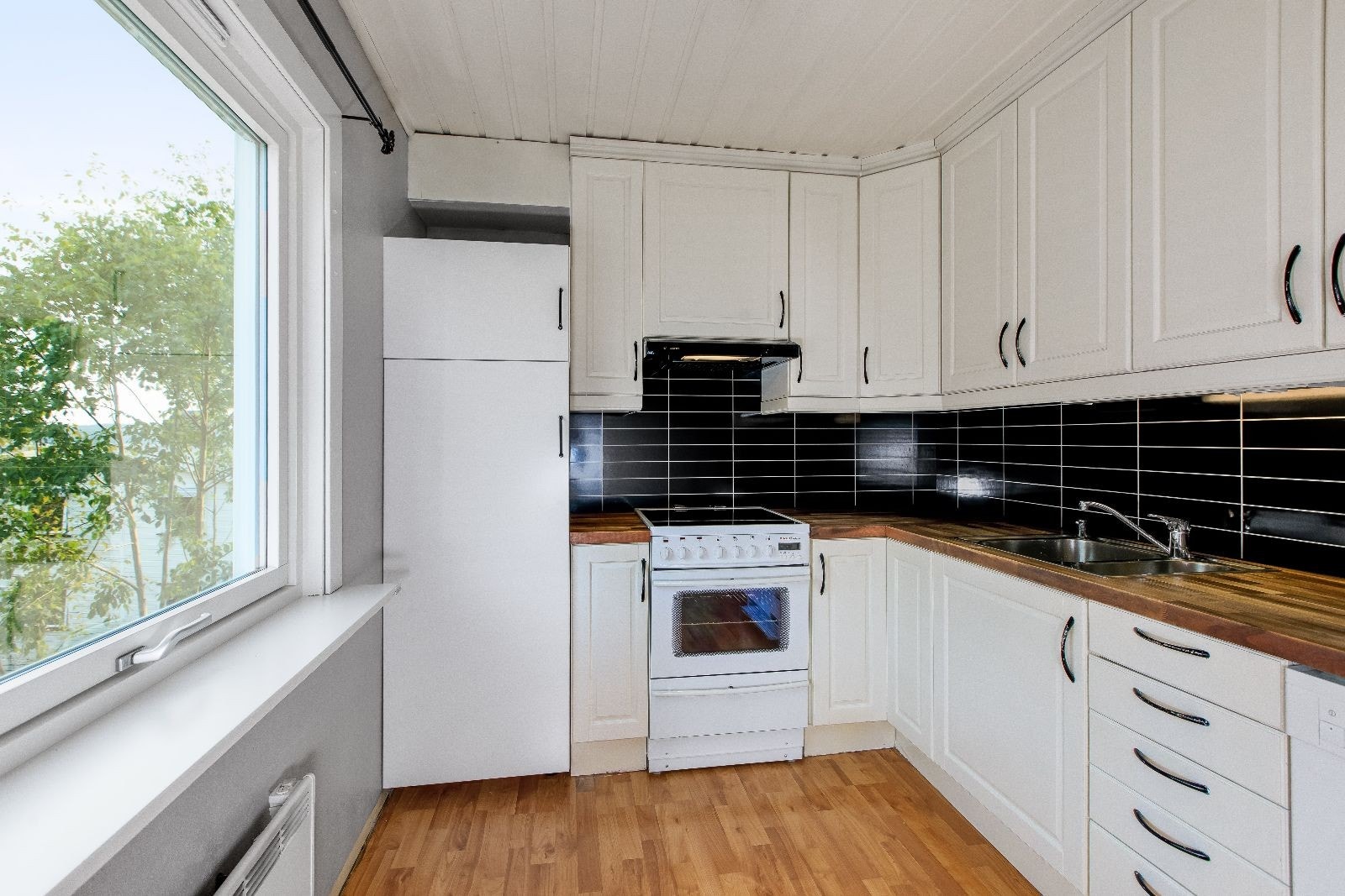 Separat kjøkken med komfyr og oppvaskmaskin som følger med. Galleribilde