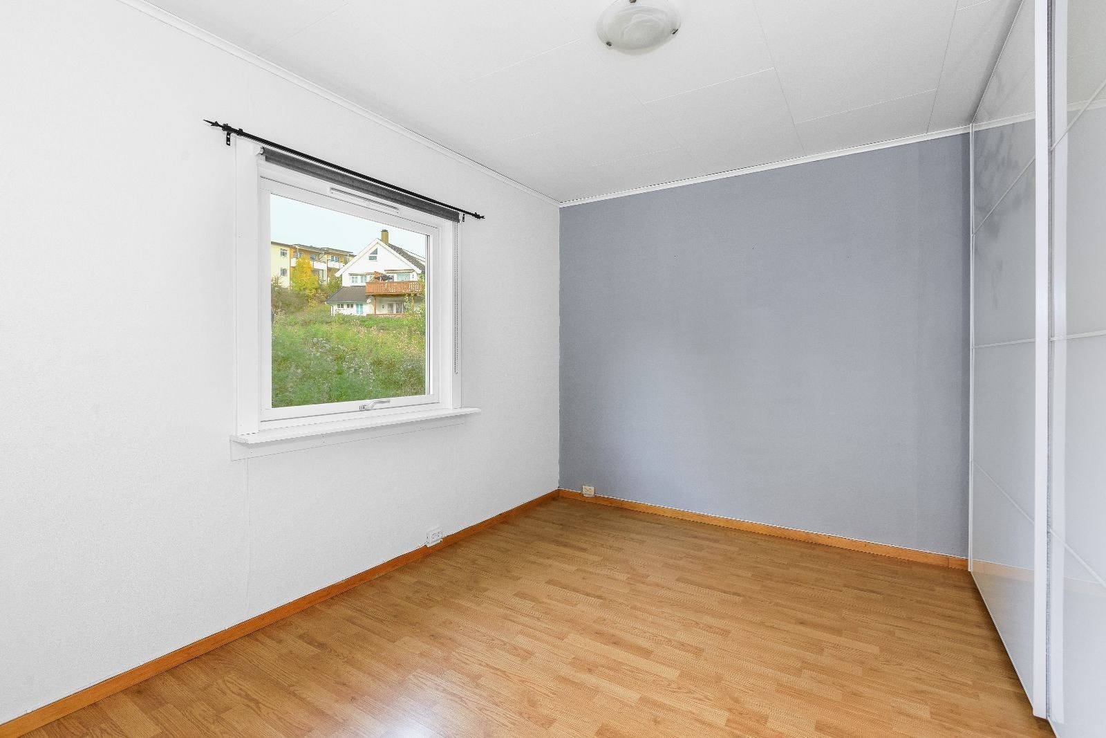 Hovedsoverommet med skyvedørsgarderobe. Galleribilde