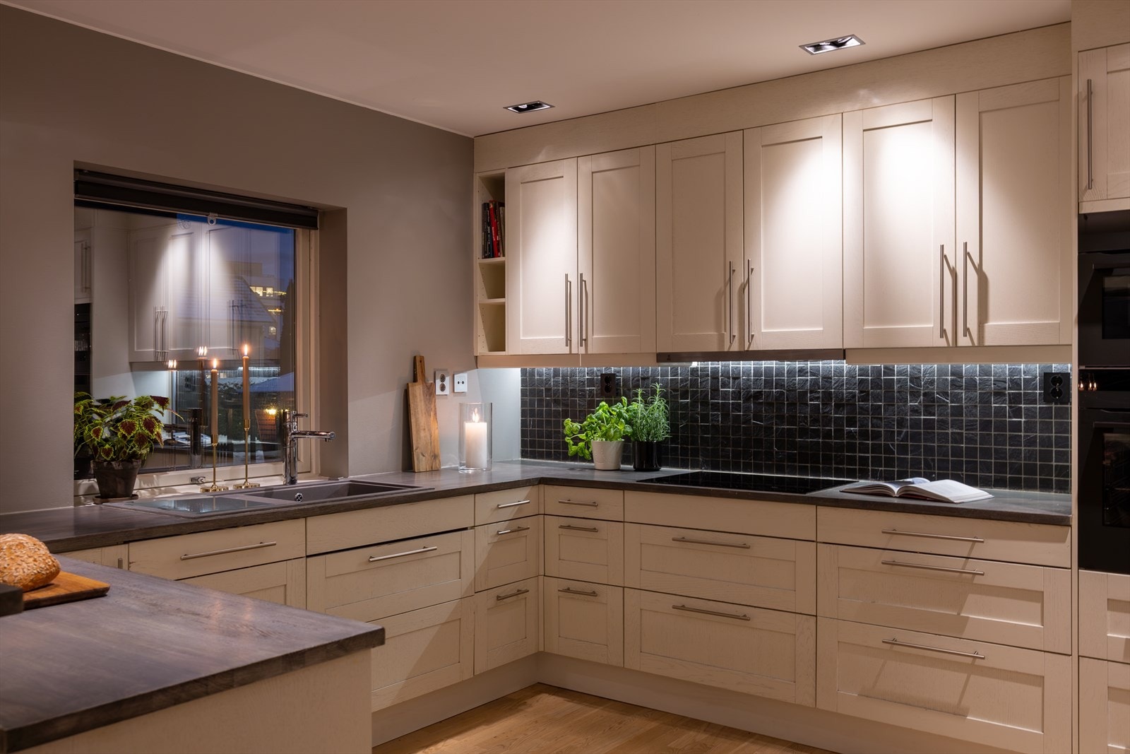 Over benkeskapene er det fliser som gir et klassisk uttrykk. Her får du nok av benkeplass, oppbevaring og en sosial sone for hele familien. Galleribilde