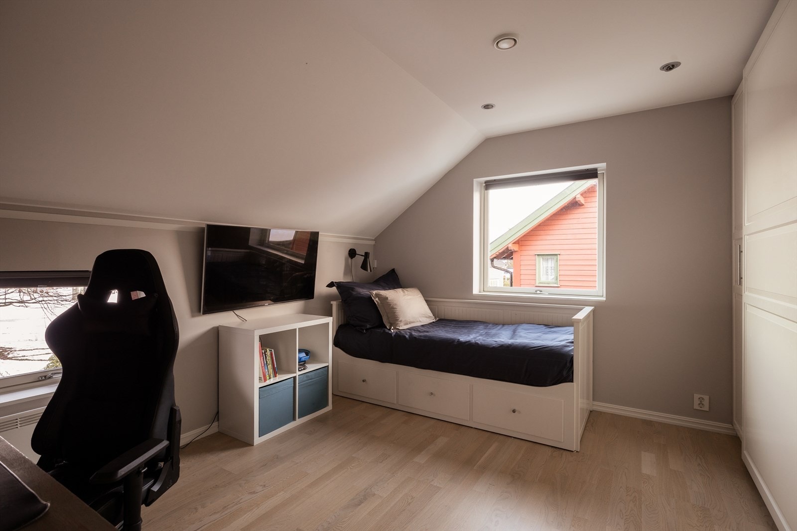 Alle soverommene har lyse og hjemmekoselige toner på veggene, samt trestavsparkett på gulvet. Galleribilde