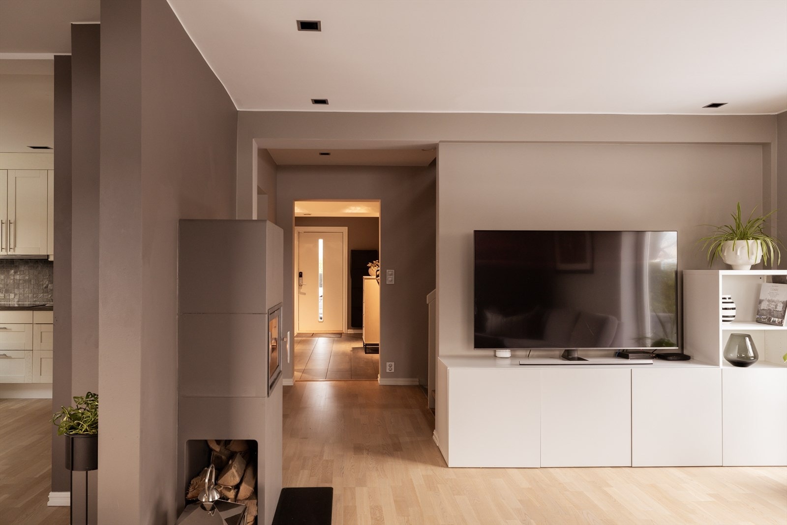 Velkommen inn i Nittedalsgata 30! Boligen ønsker deg velkommen med en romslig og praktisk entré, med åpen løsning mot stuen. Galleribilde