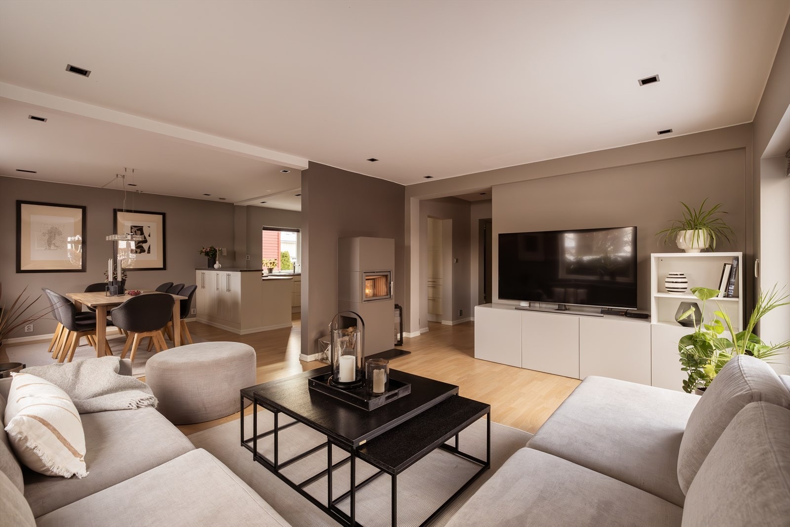 Velkommen til en lys og moderne bolig med gjennomtenkte løsninger og god planløsning. Her får du en bolig som kombinerer komfort, stil og romslighet. Galleribilde