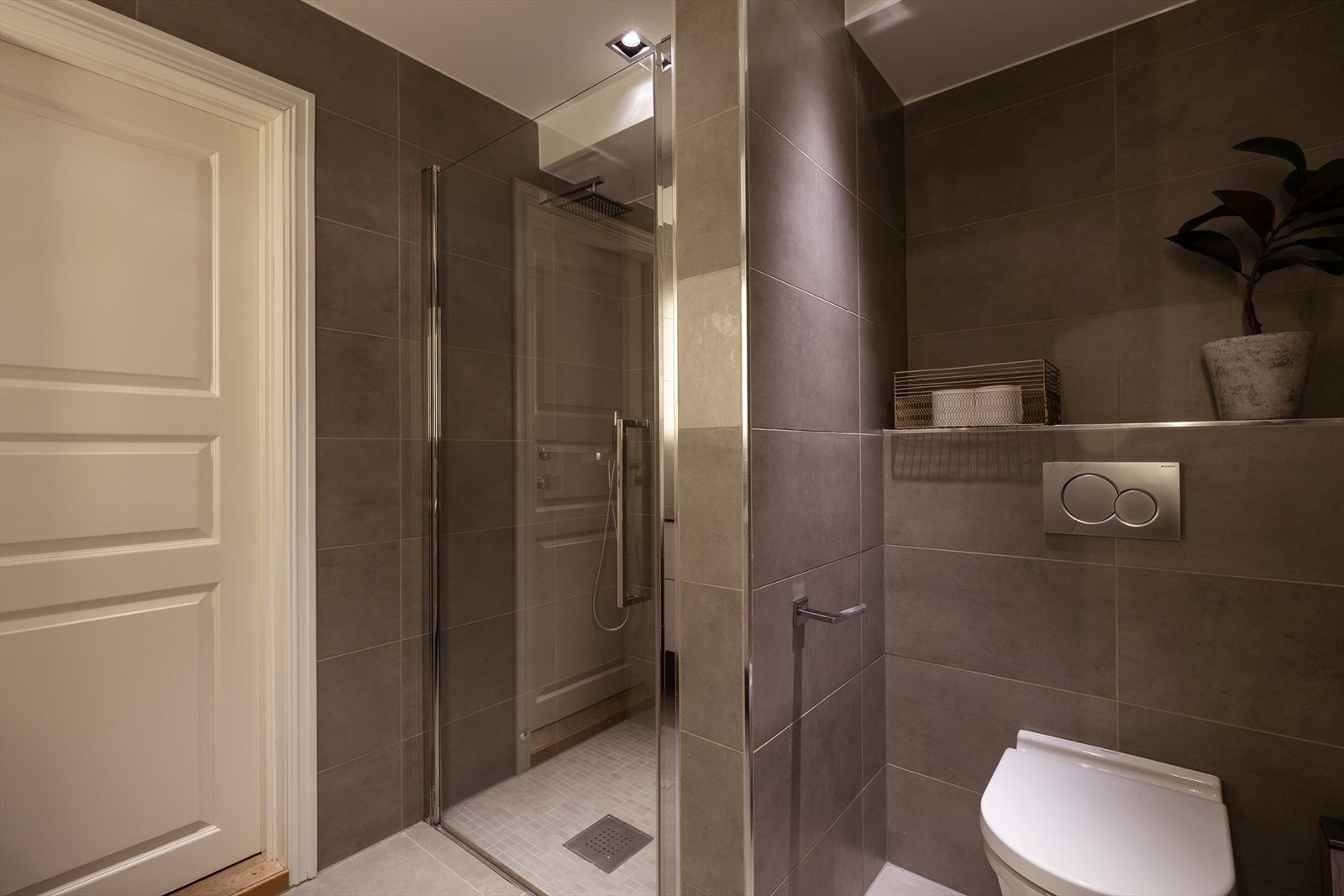 Et romslig bad med praktisk skuffeseksjon gir rikelig oppbevaring. Gulvvarmen skaper komfort og en lun start på morgenen. Galleribilde