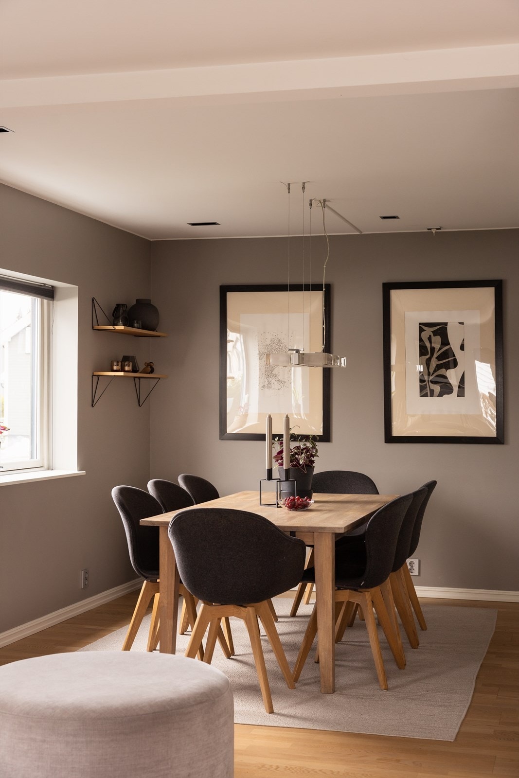 Stuen kan deles inn i soner som byr på plass til både gjester og hyggelige familiestunder. Galleribilde