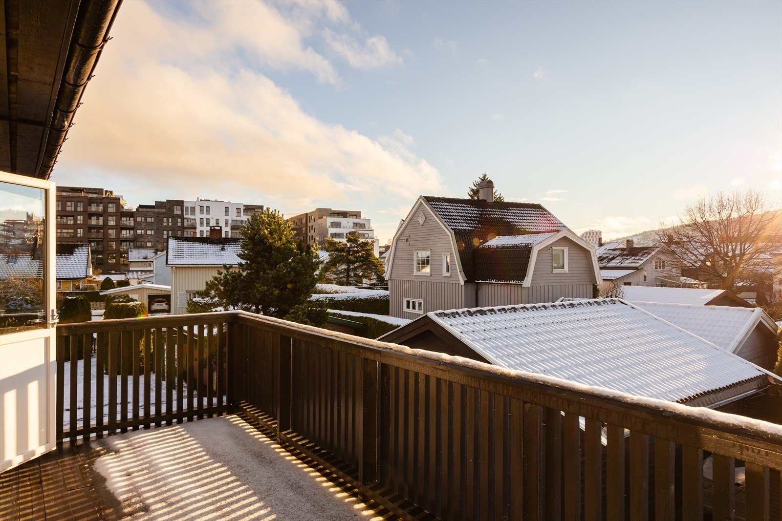 Boligens uteområde er pent opparbeidet med både belegningsstein, flere uteplasser og en velstelt grønn hage. Dette gir deg muligheten til å nyte solen fra flere nivåer. Galleribilde