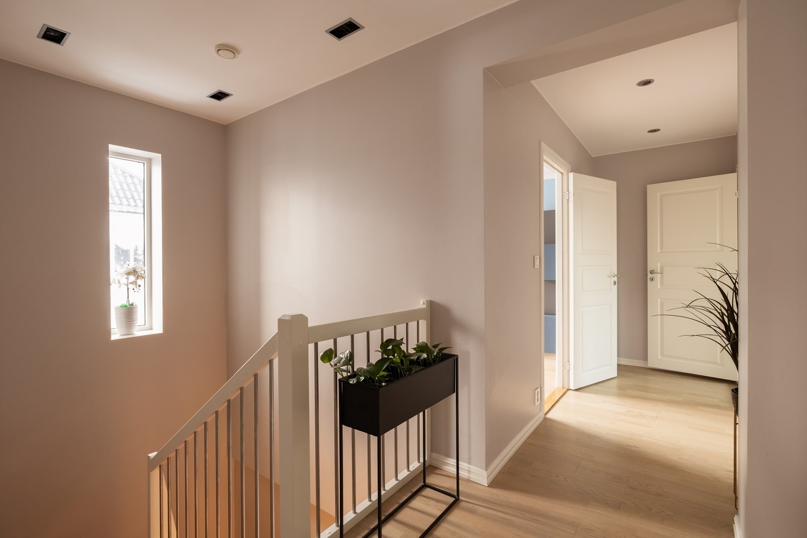 Gang mellom soverommene og bad i 2.etasje. Galleribilde