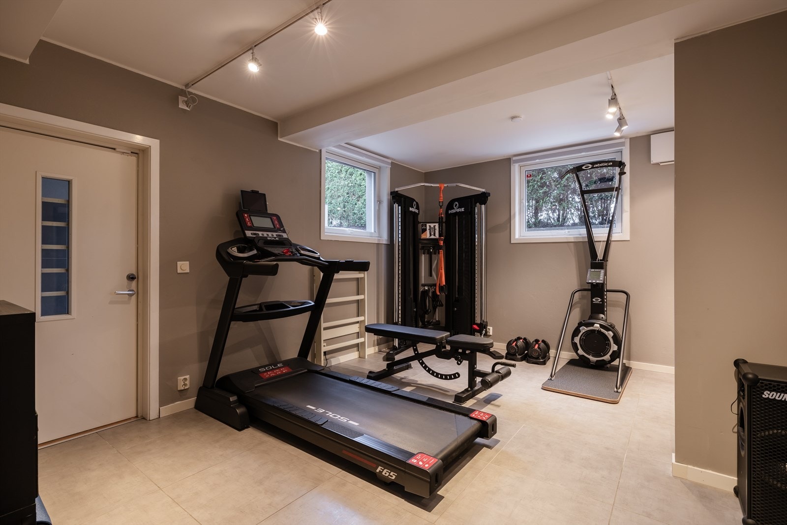 Hybelens egen inngang gir en privat og praktisk adkomst. Når du kommer inn, møtes du av en flislagt gang med vannbåren varme som gir en behagelig velkomst året rundt. Galleribilde