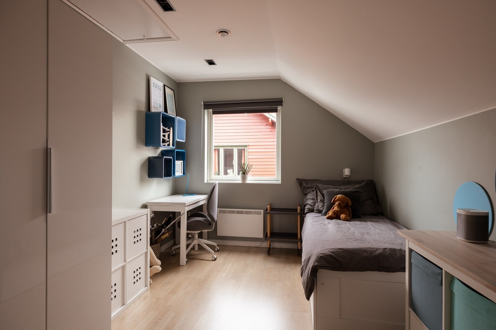 Rommene gir muligheten til å tilpasse etter familiens behov - enten det er lek, skolearbeid, gjester eller ekstra oppbevaring. Galleribilde