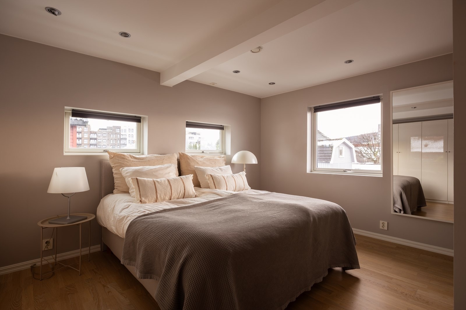 Hovedsoverommet har god plass til en stor seng, nattbord og annet ønskelig møblement, og rommet oppleves som en rolig og komfortabel sone for avkobling. Galleribilde