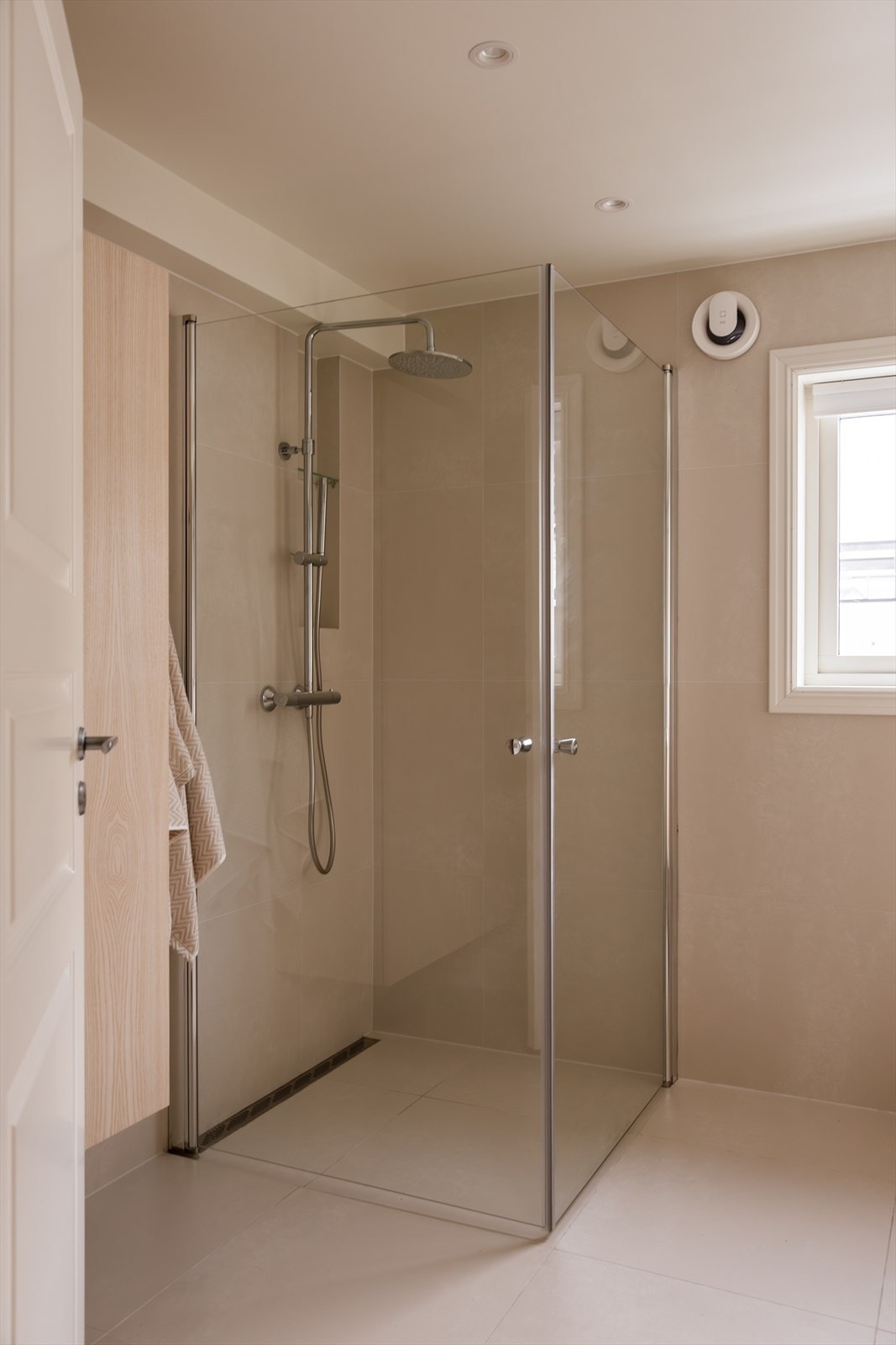 Innredningen består av benkeskap og høyskap med glatte fronter, servant med speil og god belysning, dusj med innfellbare glassdører og vegghengt toalett med skjult sisterne. Galleribilde