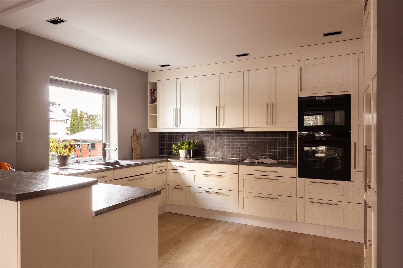 Her møter moderne design funksjonalitet, med gjennomgående lyse flater som skaper en varm og innbydende atmosfære. Galleribilde