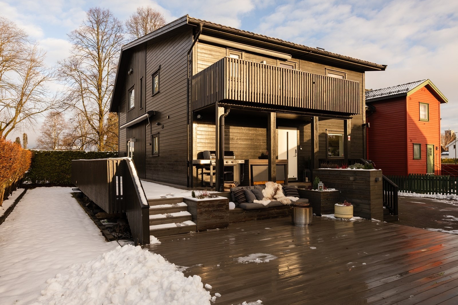 Innkjørselen er belagt med belegningsstein helt frem til garasjen, noe som gir et ryddig og helhetlig uttrykk. Ellers byr huset på flotte uteplasser i solrike omgivelser. Galleribilde