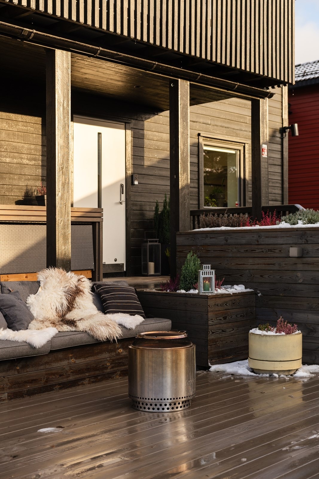 Videre finner du en stor markterrasse samt en terrasse på bakkeplan, hvor solrike og rolige stunder kan nytes. Galleribilde