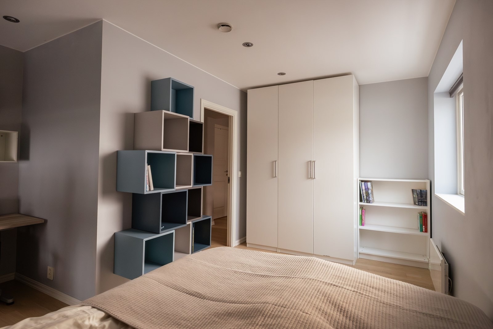 Alle tre soverommene er relativt gode i størrelsen og har garderobeskap som gir gode lagringsmuligheter. Galleribilde