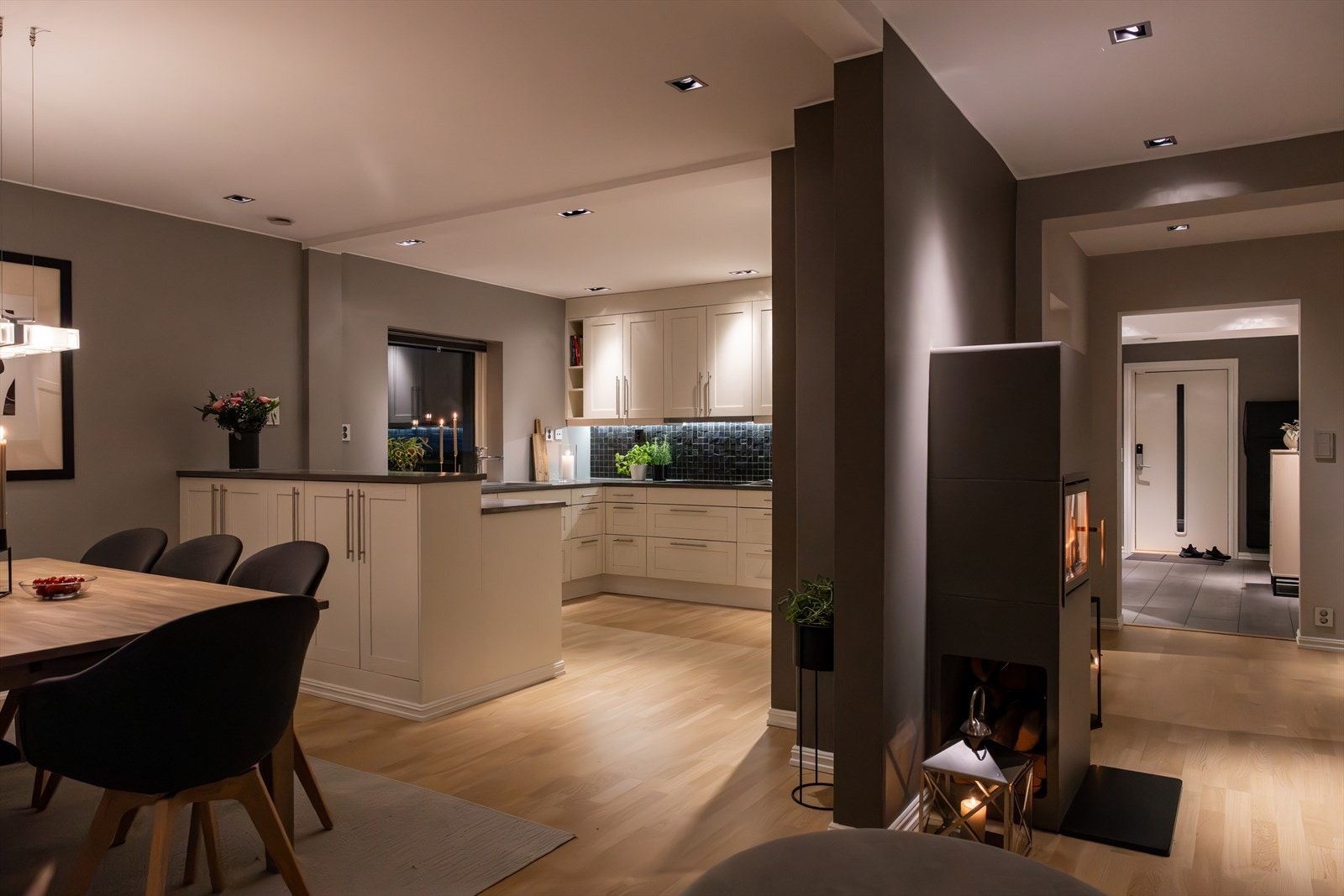 Kjøkkenet i første etasje er innredet med tidløse profilerte fronter og heltre benkeplate som tilfører både kvalitet og varme til rommet. Galleribilde