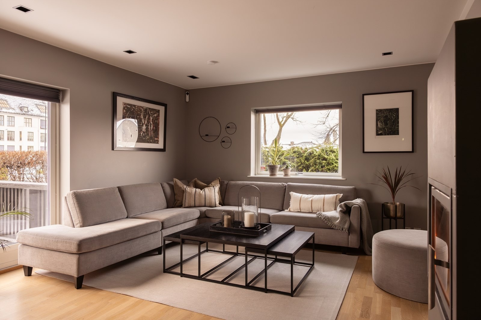 Hele første etasje, inkludert stuesonen, har vannbåren gulvvarme som gir en behagelig og jevn temperatur - perfekt for komfort året rundt. Galleribilde