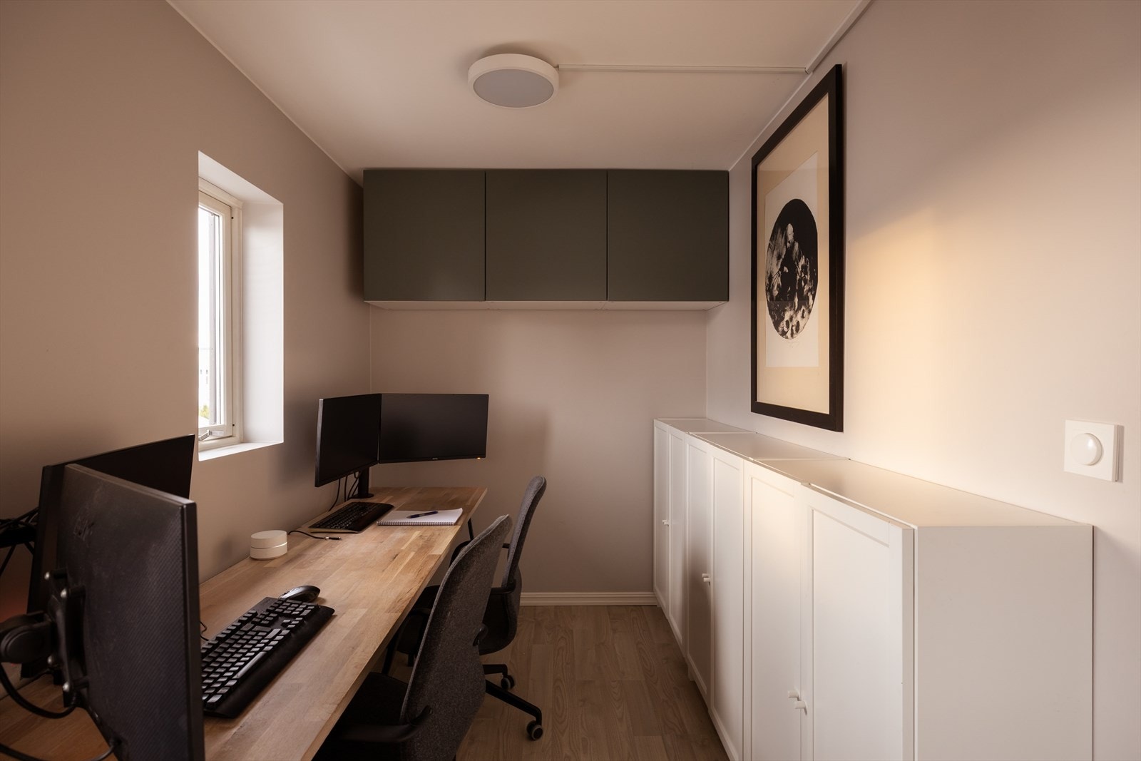 Kontoret ligger skjermet til i etasjen og gir et perfekt arbeidsmiljø for hjemmekontor eller studier. Herfra har du også direkte adkomst til boligens balkong - et deilig sted for en pause i frisk luft. Galleribilde