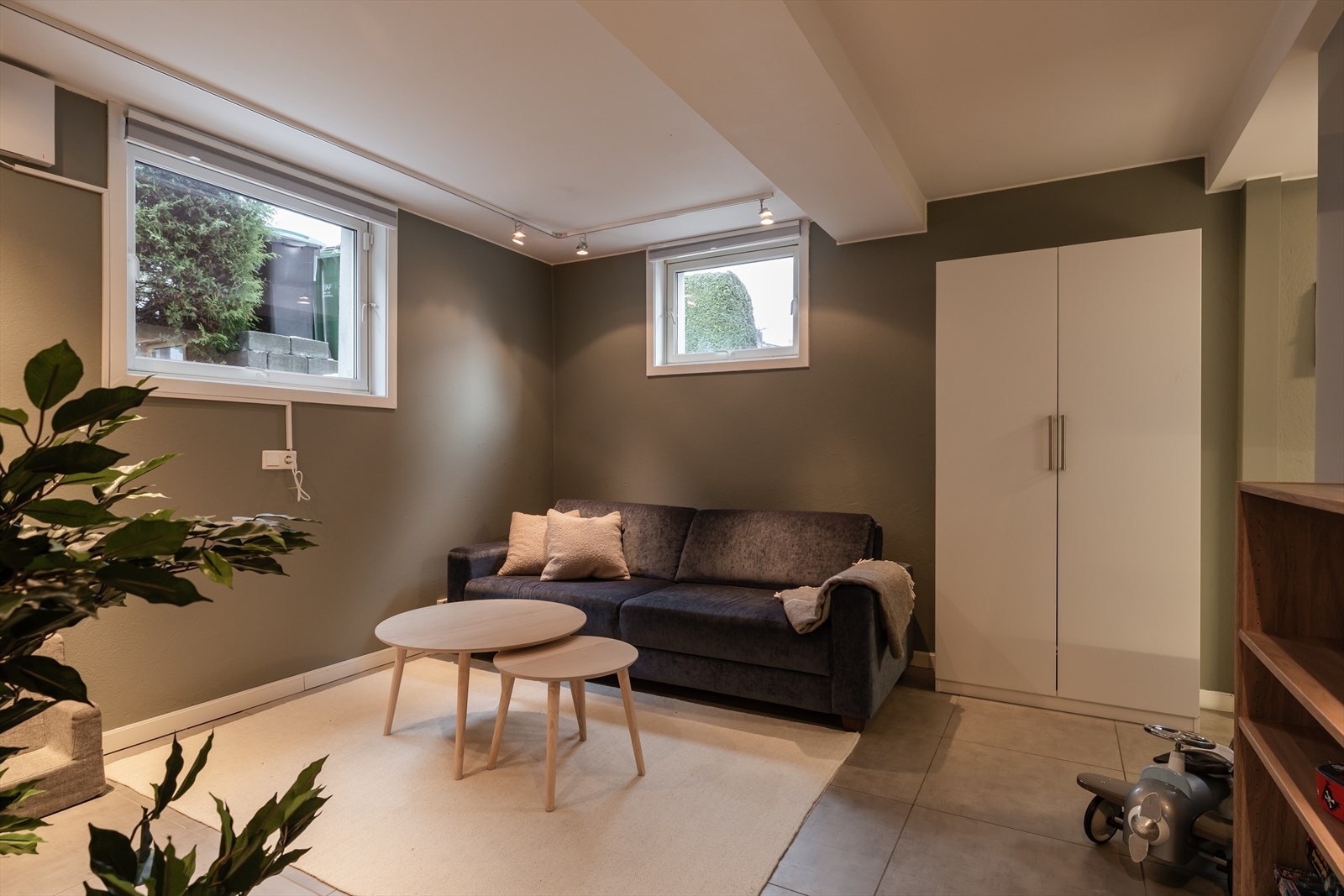 Rommet er firkantet og dermed enkelt å møblere etter behov, enten man ønsker en hyggelig sofakrok, spiseplass eller et kombinasjonsrom. Galleribilde