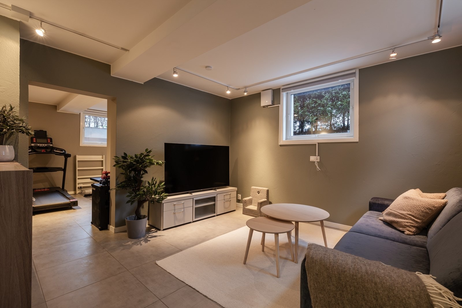 Stuen i hybelen er lys og praktisk med en åpen løsning mot kjøkkenet, noe som gir en god romfølelse og en naturlig flyt mellom sonene. Galleribilde