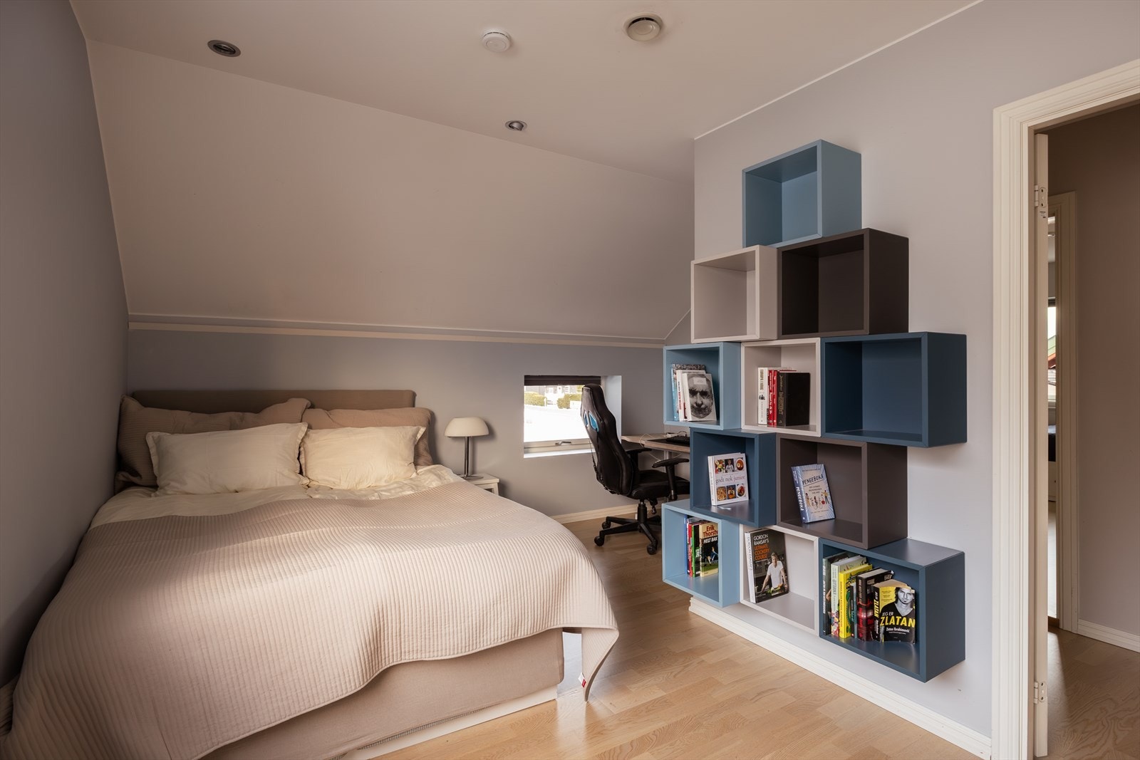 Soverom 2, 3 og 4 er alle pene og praktiske rom som egner seg perfekt som barne- eller ungdomsrom, gjesterom eller hobbyrom. Galleribilde