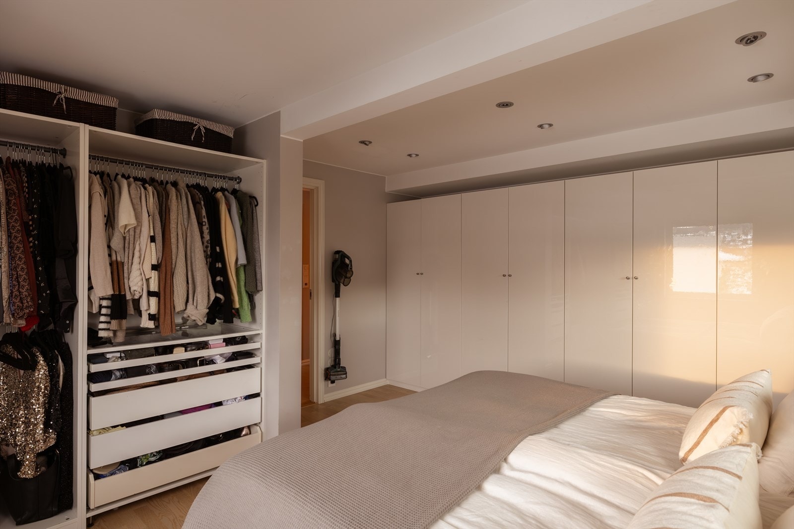 Soverommet byr på flere garderobeskap som gir rikelig med oppbevaringsplass til både han og henne. Galleribilde