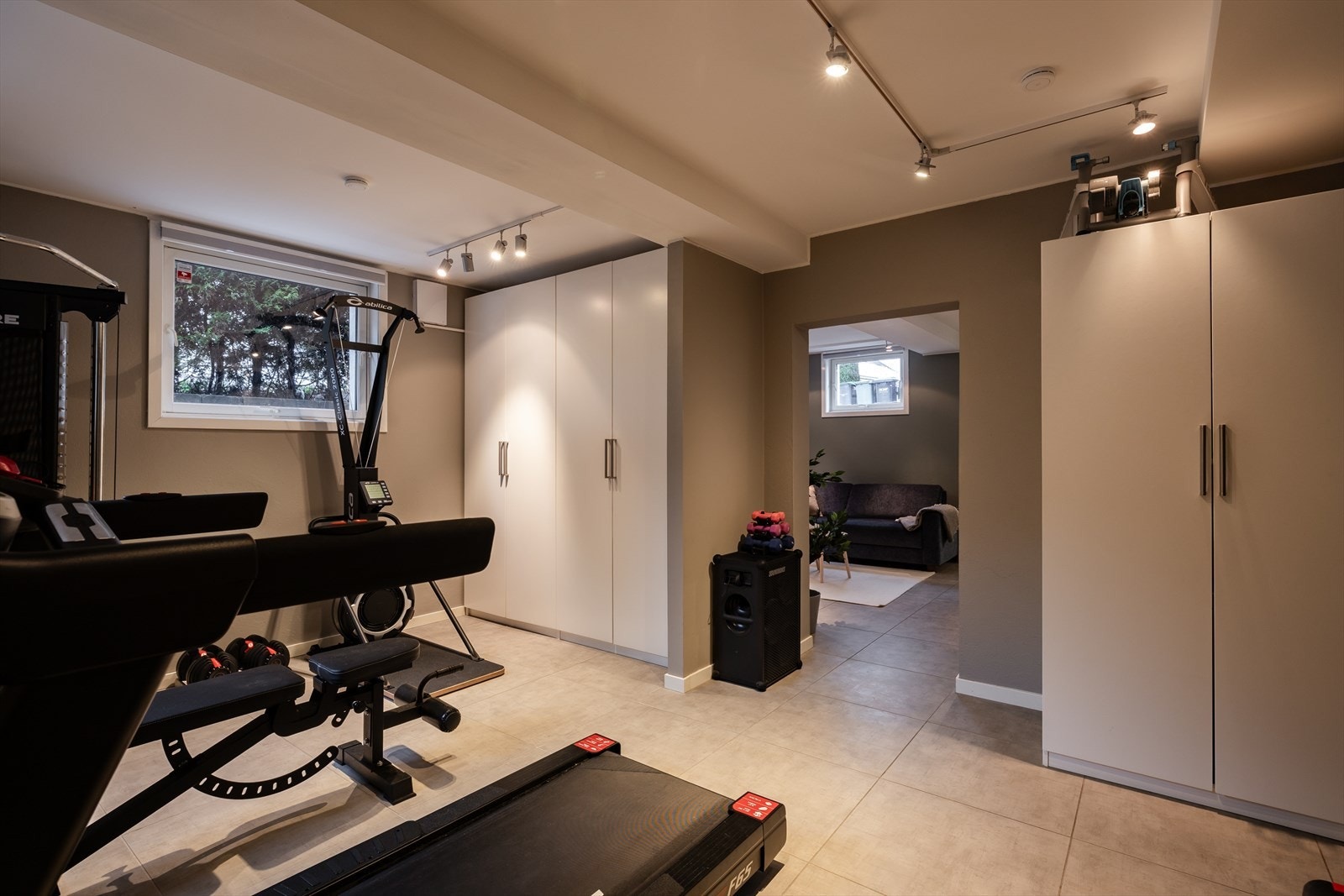 Dagens eier benytter rommet som treningsrom, men tidligere har det stått en lettvegg her for å etablere et eget "soverom" i hybelen. Galleribilde