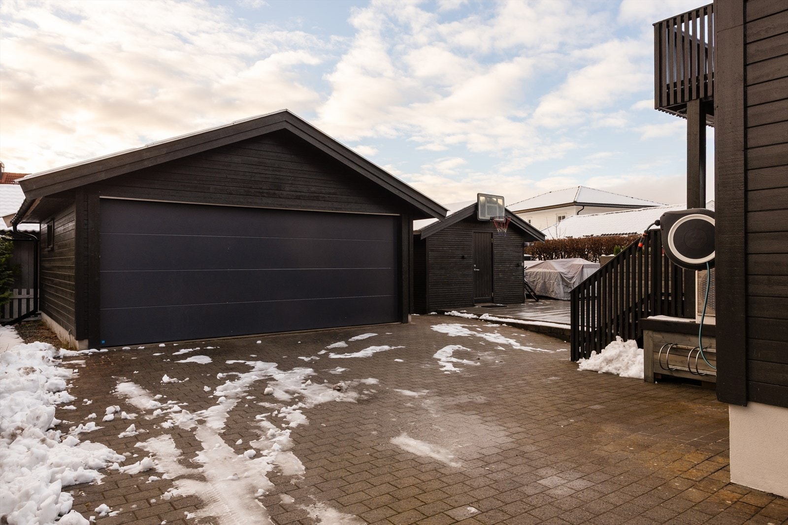 Til eiendommen følger en romslig og praktisk dobbelgarasje på 33 kvm, med elektrisk portåpner, god takhøyde og rikelige oppbevaringsmuligheter i himlingen, perfekt for sesongutstyr, verktøy og annet som trenger fast lagringsplass. Galleribilde