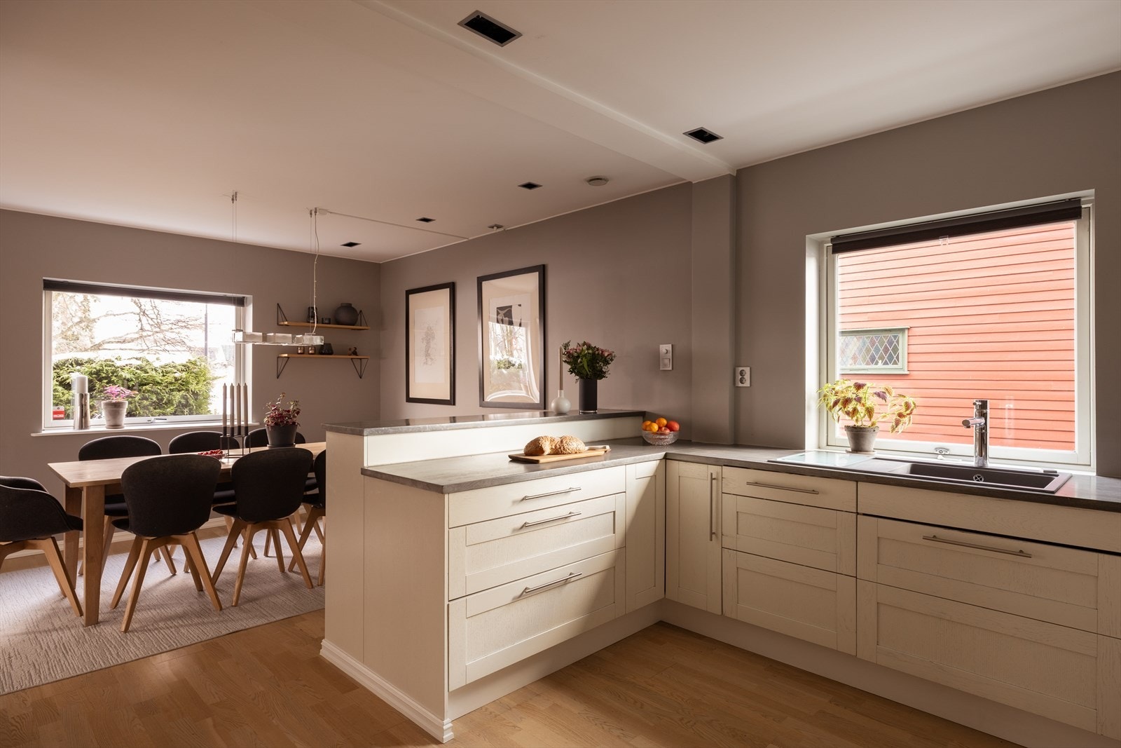 Den nedfelte komposittkummen og den gode arbeidsflaten gjør dette til et svært funksjonelt kjøkken for både hverdag og fest. Galleribilde