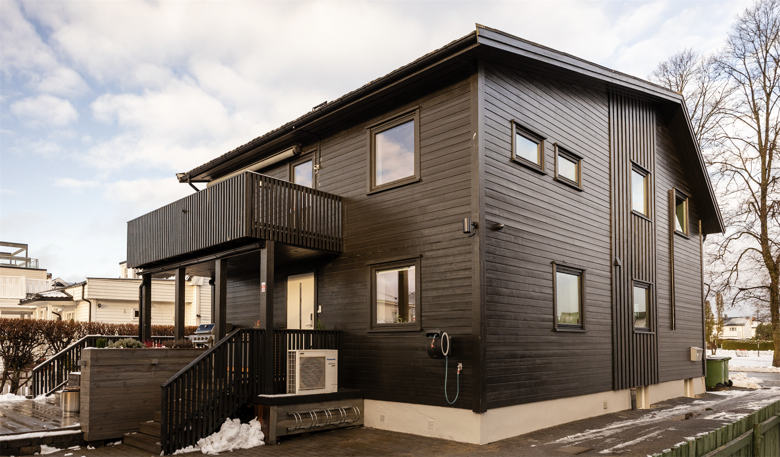 Velkommen til denne lekre eneboligen på Volla i Lillestrøm. Boligen kombinerer moderne komfort med en familievennlig planløsning i et av Lillestrøms mest attraktive områder. Her bor du solrikt og sentralt, med kort vei til skoler, barnehager og sentrum. Galleribilde