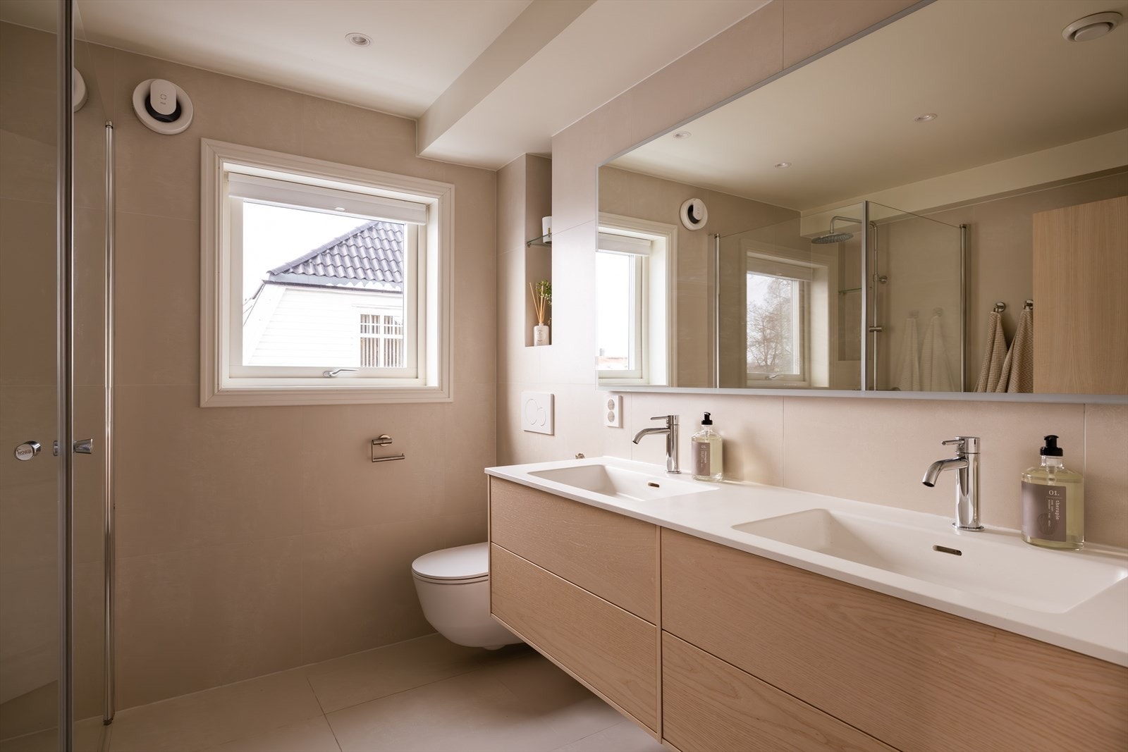 Badet i 2. etasje ble totalrenovert i 2025 og fremstår moderne og lekkert. Galleribilde