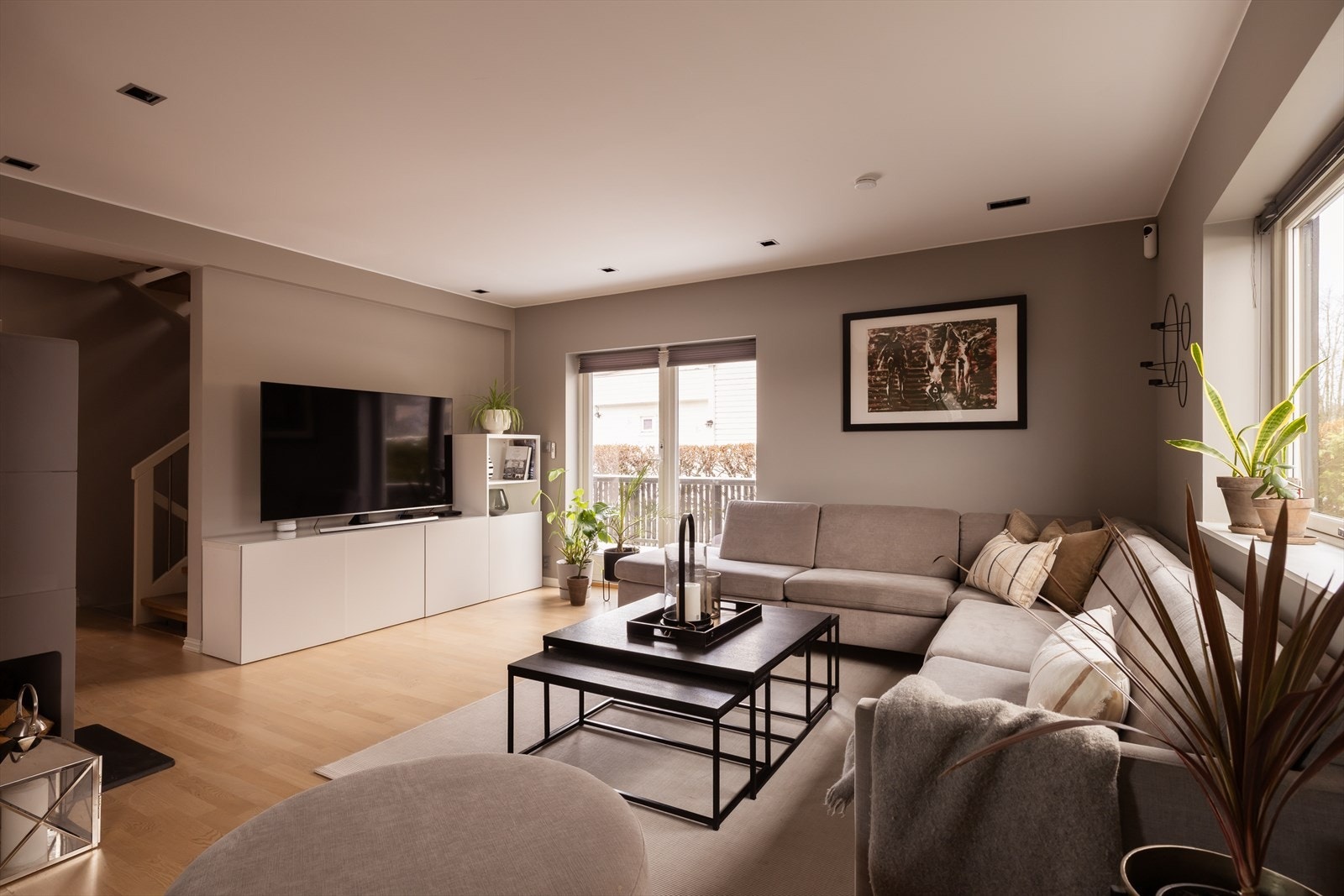 Fra stuen er det utgang til terrassen på 44 kvm, noe som skaper ekstra rom på sommerhalvåret. Perfekt når du skal invitere til grillfest eller barnebursdag. Galleribilde