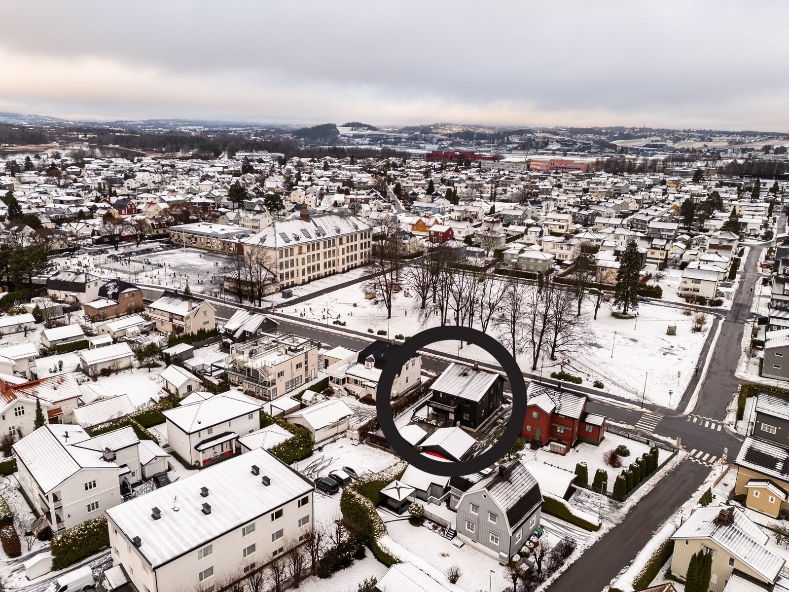 Nittedalsgata 30 ligger i et etablert og attraktivt boligområde i hjertet av Lillestrøm. Innenfor gangavstand finner du flere dagligvarebutikker, apotek, frisører og ulike servicetilbud som gjør hverdagen enkel og praktisk. Galleribilde