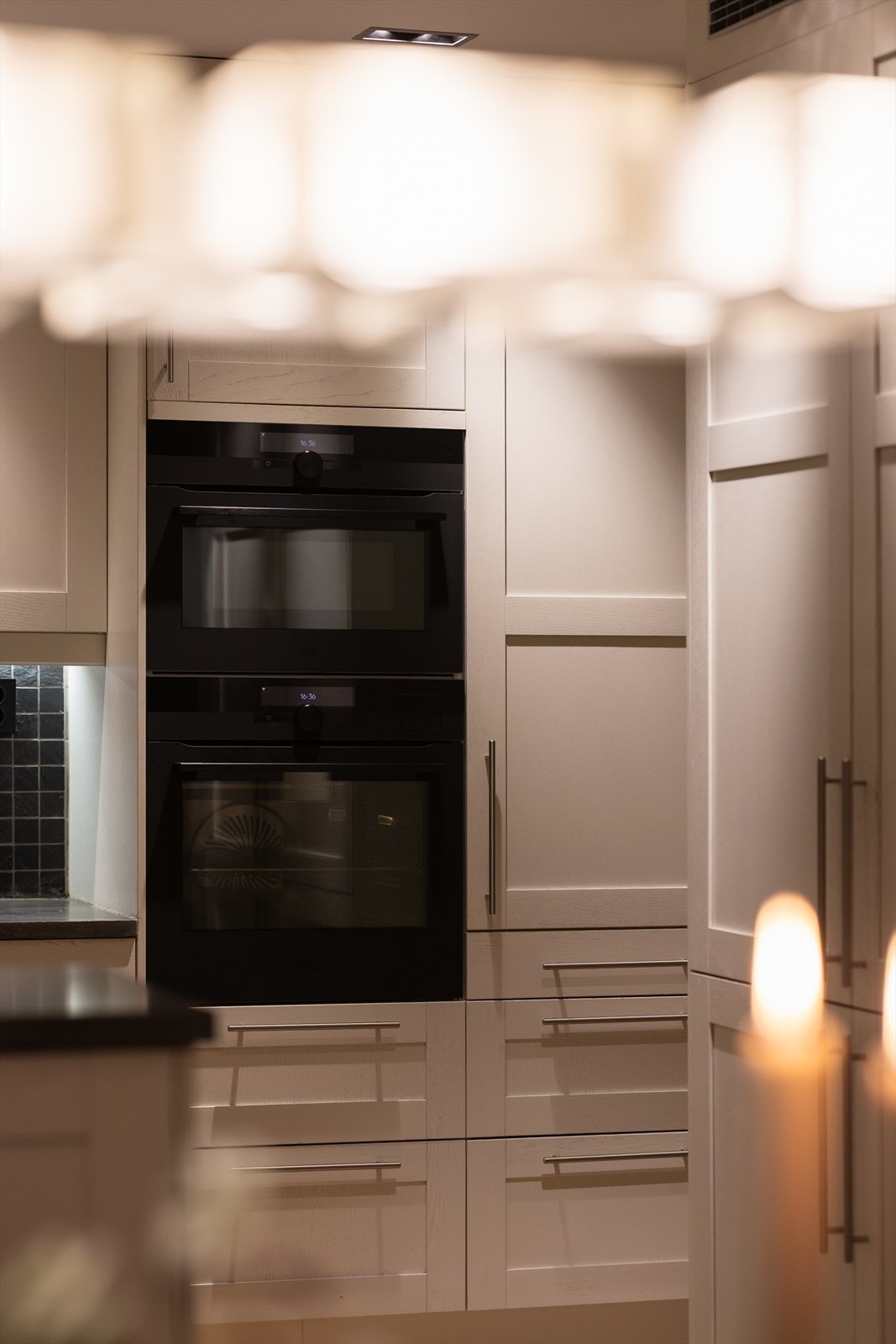 Her finner du integrerte hvitevarer som induksjonstopp, stekeovn, oppvaskmaskin, mikrobølgeovn samt kjøl/frys. Galleribilde