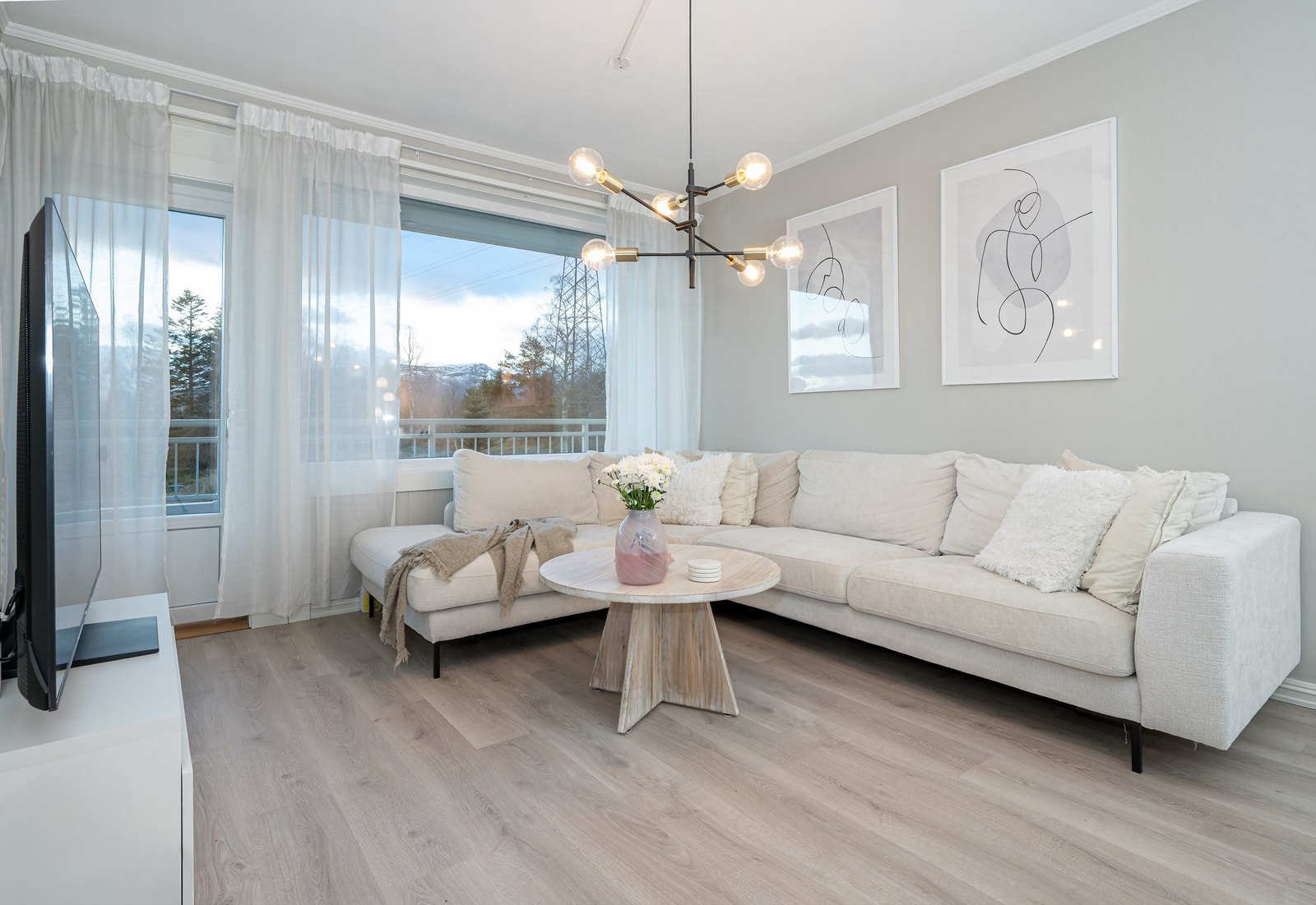 Koselig sofagruppe på stuen med utgang til sydvendt veranda Galleribilde