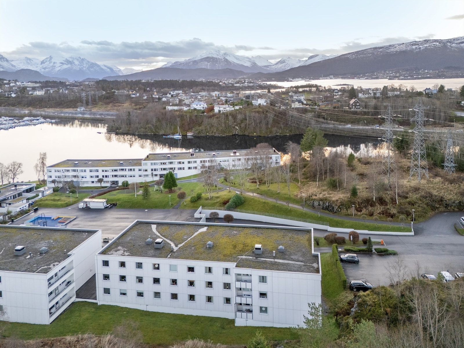 Dronebilde av blokken og fellesområde sett fra nord mot syd Galleribilde