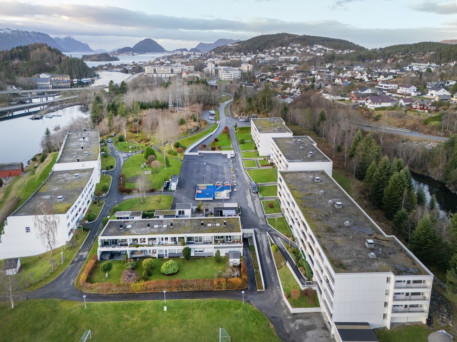 Dronebilde over fellesområde sett fra øst mot vest Galleribilde