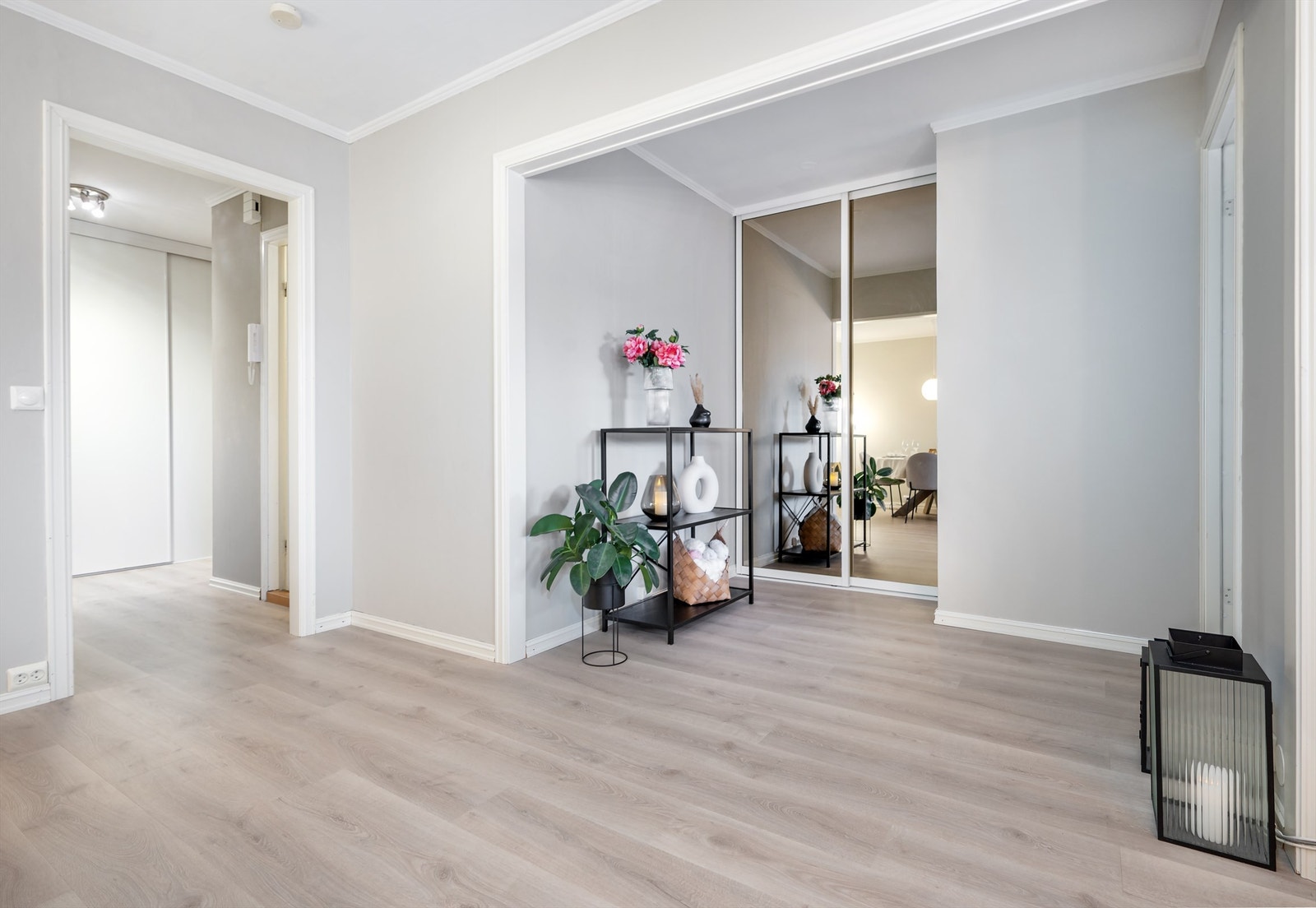 Gang med skyvedørsgarderobe og åpent til stue Galleribilde