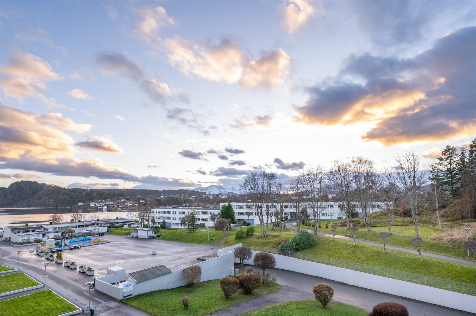 Flott utsikt mot fjord og fjell og flotte friområder i borettslaget Galleribilde
