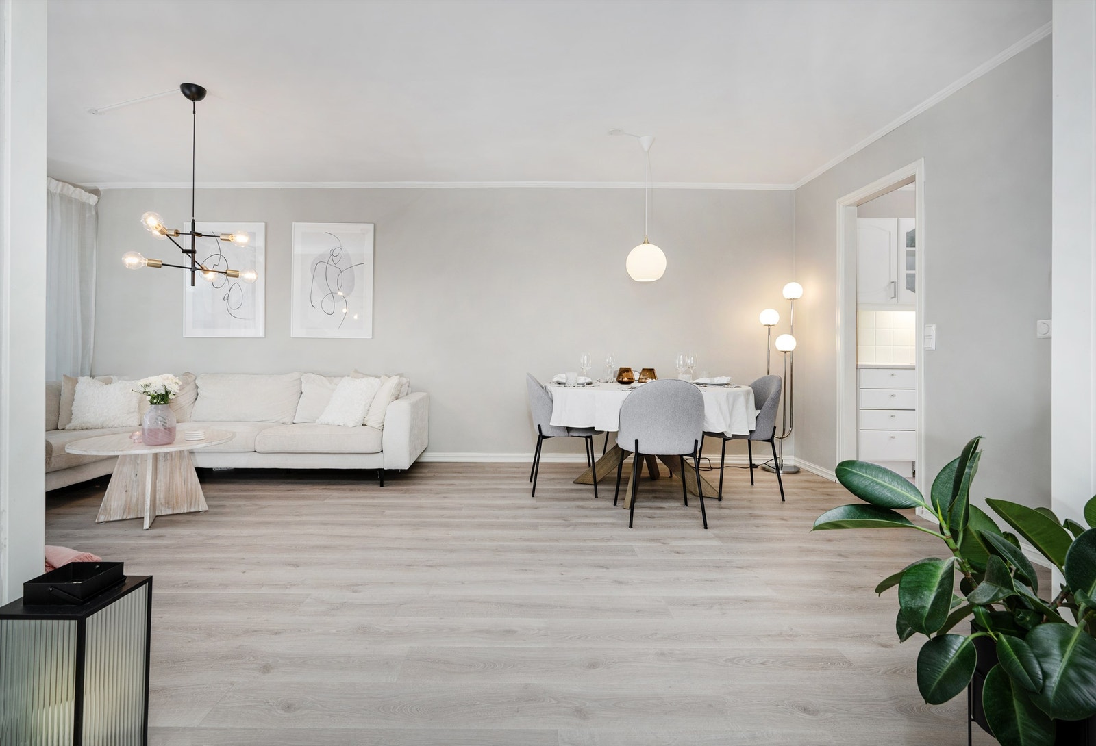 Det er god plass til både sofagruppe og spisebord på stuen Galleribilde