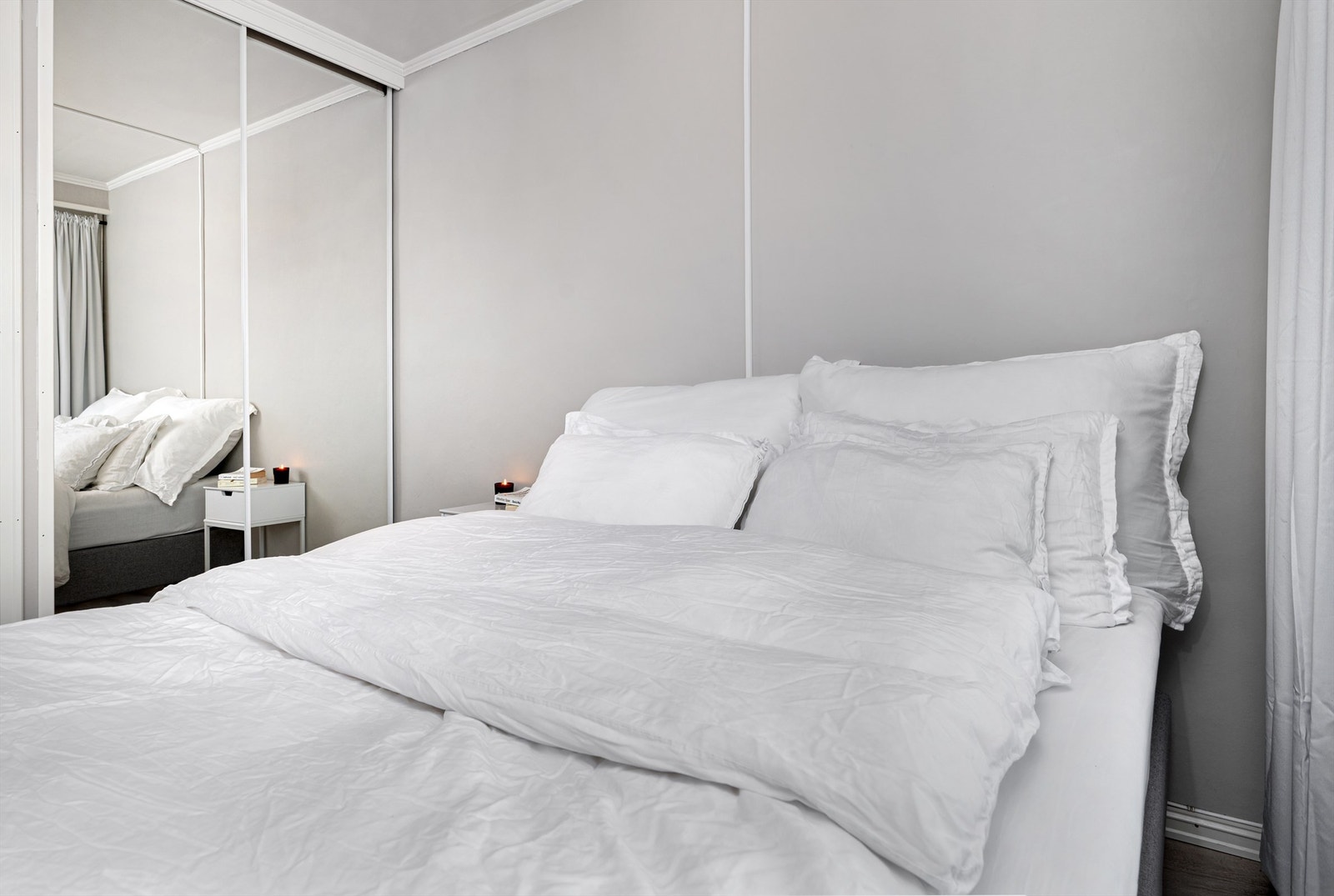 Skyvedørsgarderobe med speilfronter på soverom Galleribilde