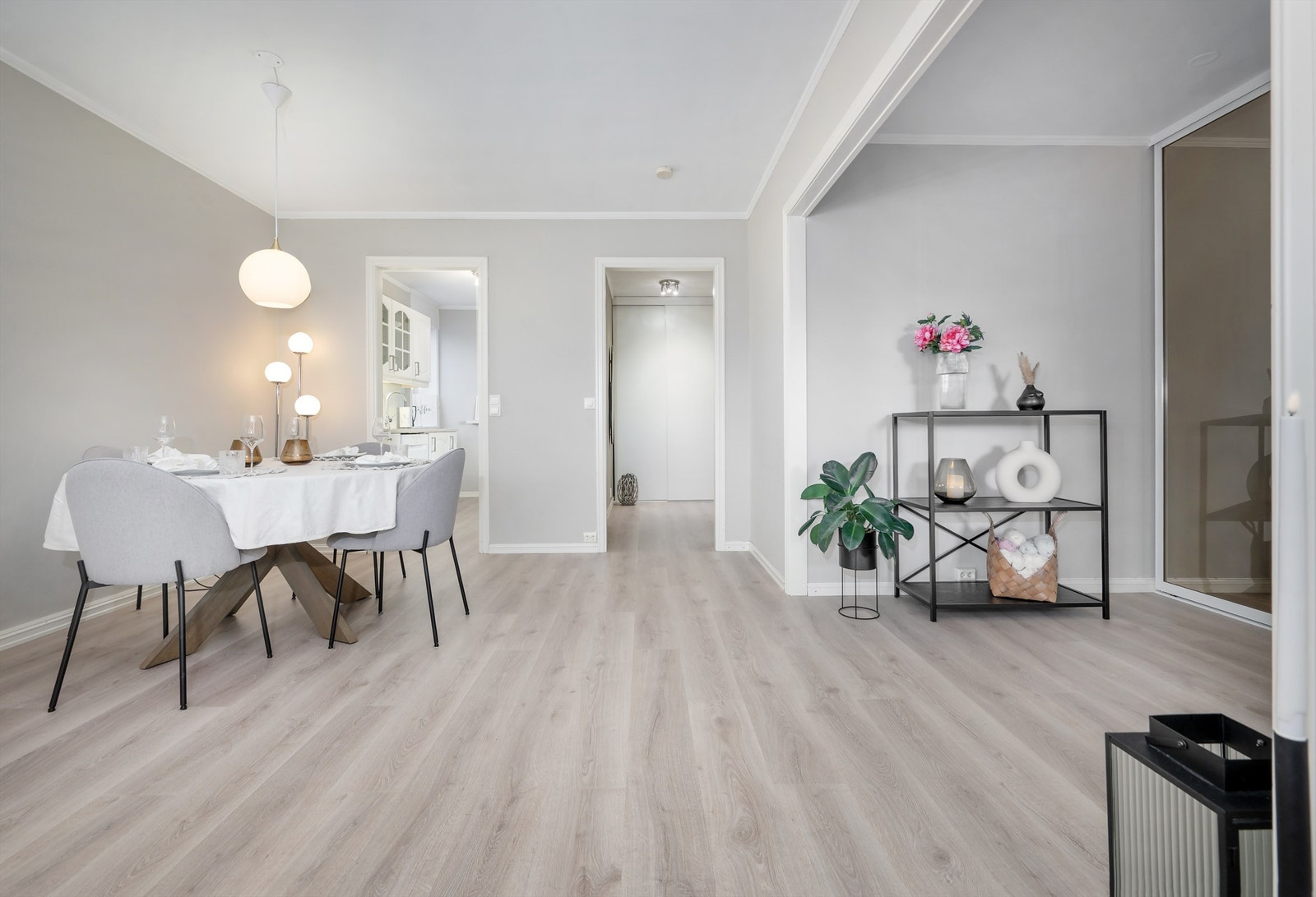 Fra stue mot kjøkken og gang Galleribilde