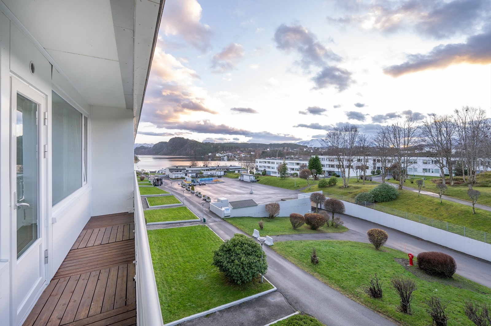 Sydvendt balkong med flott utsikt over fellesområder og mot sjøen Galleribilde