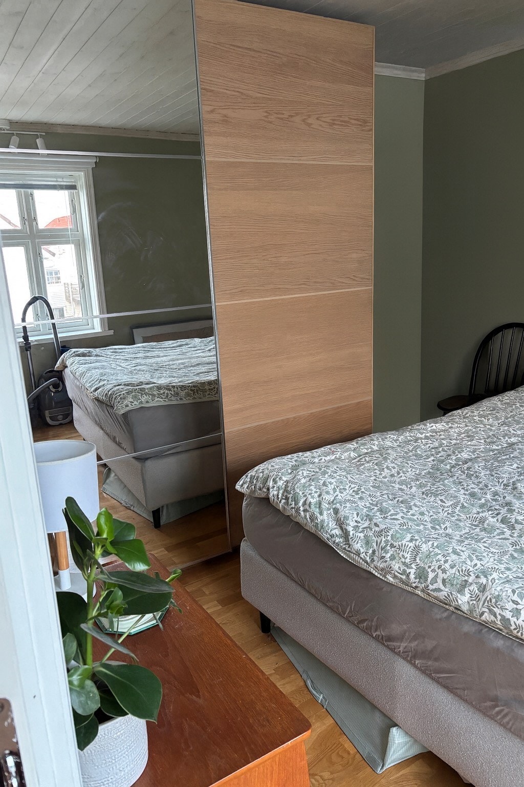 På soverommet medfølger garderobeskap Galleribilde