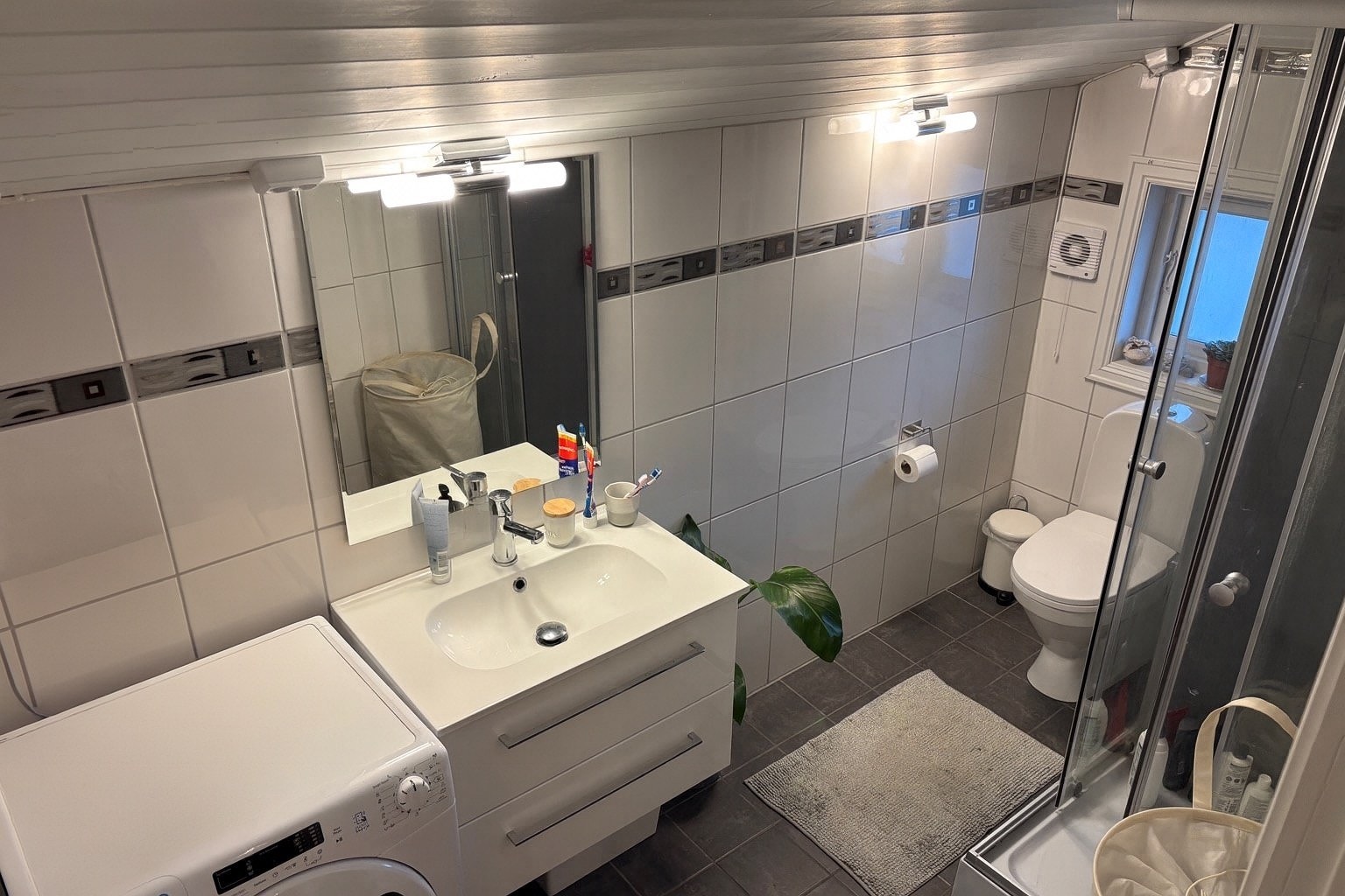 Kombineret vaskemaskin og tørketrommel på badet Galleribilde