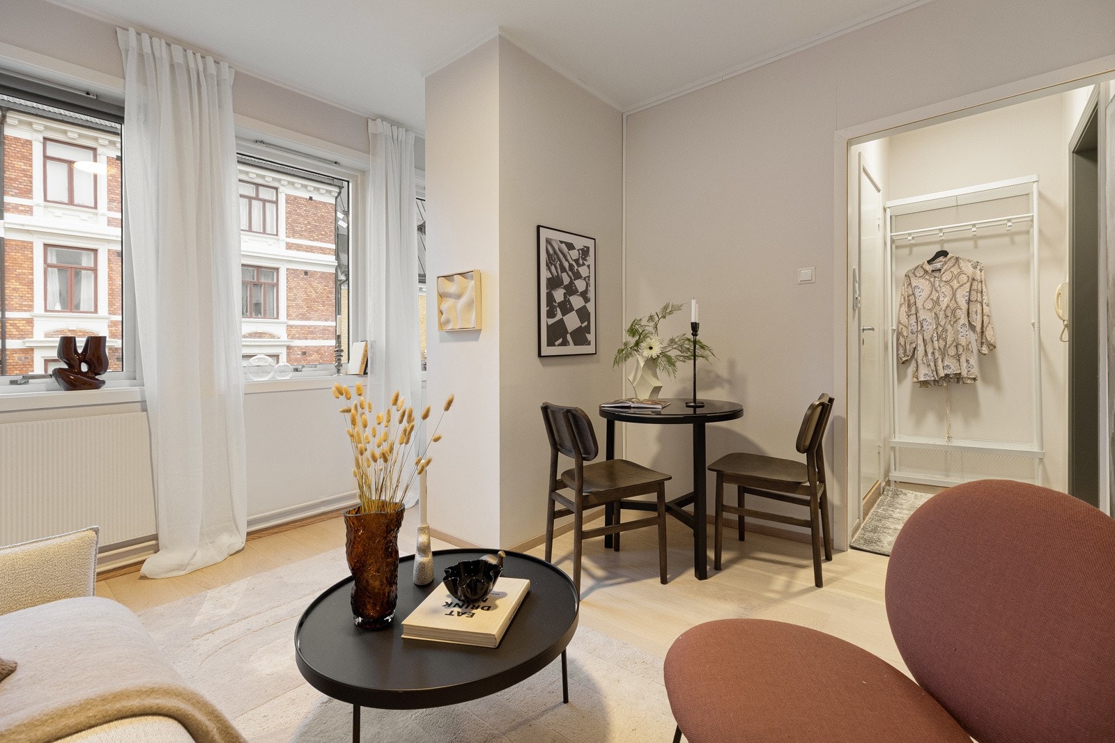 Store vindusflater gir naturlig lysinnslipp og en god romfølelse Galleribilde